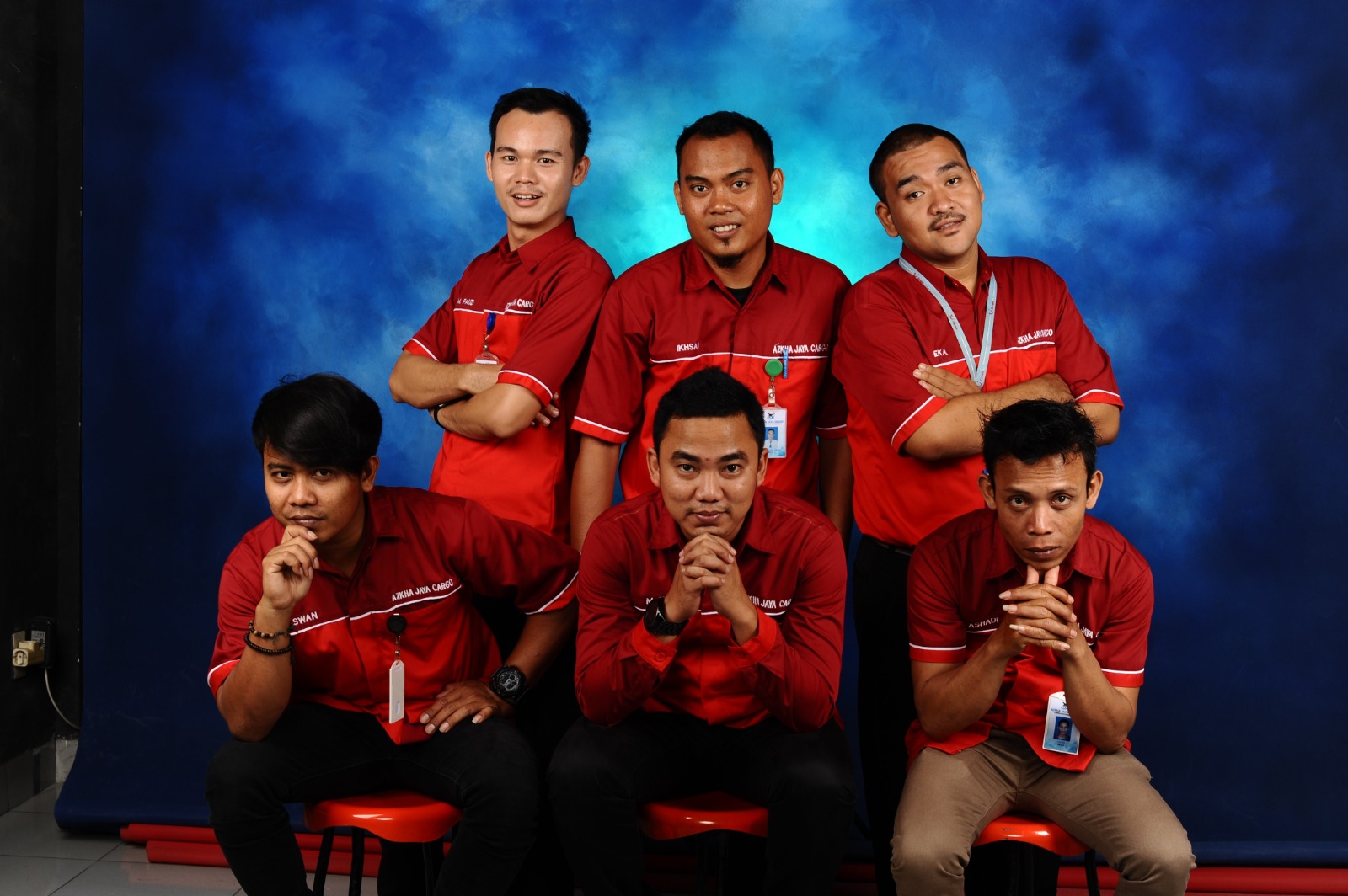 Tim Azkha Jaya Logistic - 6 anggota tim operasional dalam seragam merah